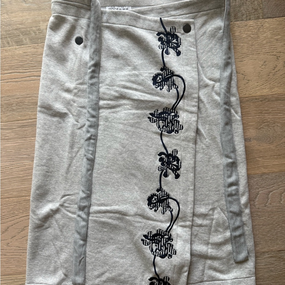 Chic Gray Floral Pencil Skirt
